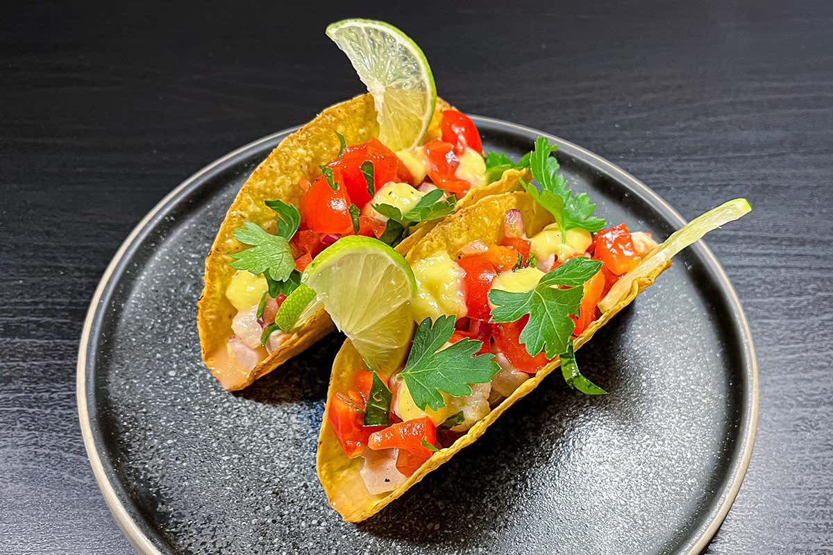 Taco con ceviche di pesce spada, pico de gallo e chutney di mango Taco con ceviche di pesce spada