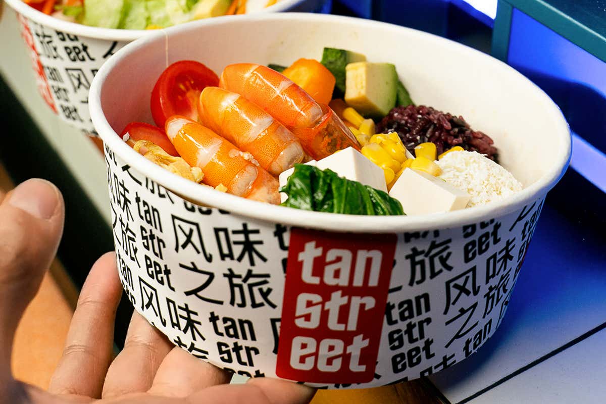 Mangiare streetfood asiatico in un ambiente che ricorda le metropolitane asiatiche