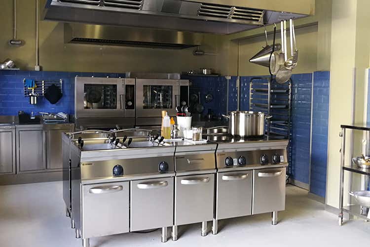 Tecnoinox sul set di una fiction  &Egrave; la cucina di Vivi e lascia vivere