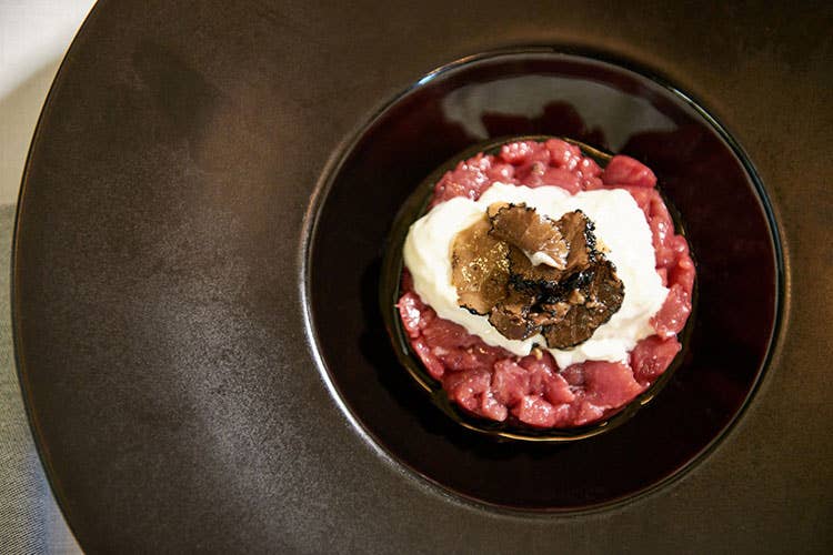 Black Forest: tartare di manzo con stracciatella di burrata e tartufo nero - The Meat Market non teme la crisi e raddoppia a Roma in via Ravenna