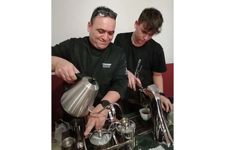 Emanuele Tommasi con il figlio quindicenne - Trattoria D'Istinto, una cucina che valorizza il territorio di Aprilia Emanuele Tommasi con il figlio quindicenne - Trattoria D'Istinto, una cucina che valorizza il territorio di Aprilia