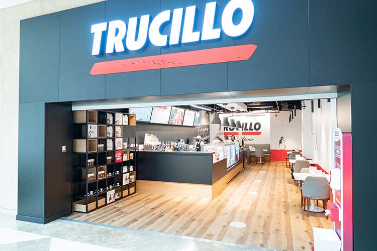 Nuovo coffe shop Trucillo al Dubai World Trade Center - Trucillo raddoppia a Dubai Il caffè italiano incanta gli Emirati Nuovo coffe shop Trucillo al Dubai World Trade Center - Trucillo raddoppia a Dubai Il caffè italiano incanta gli Emirati