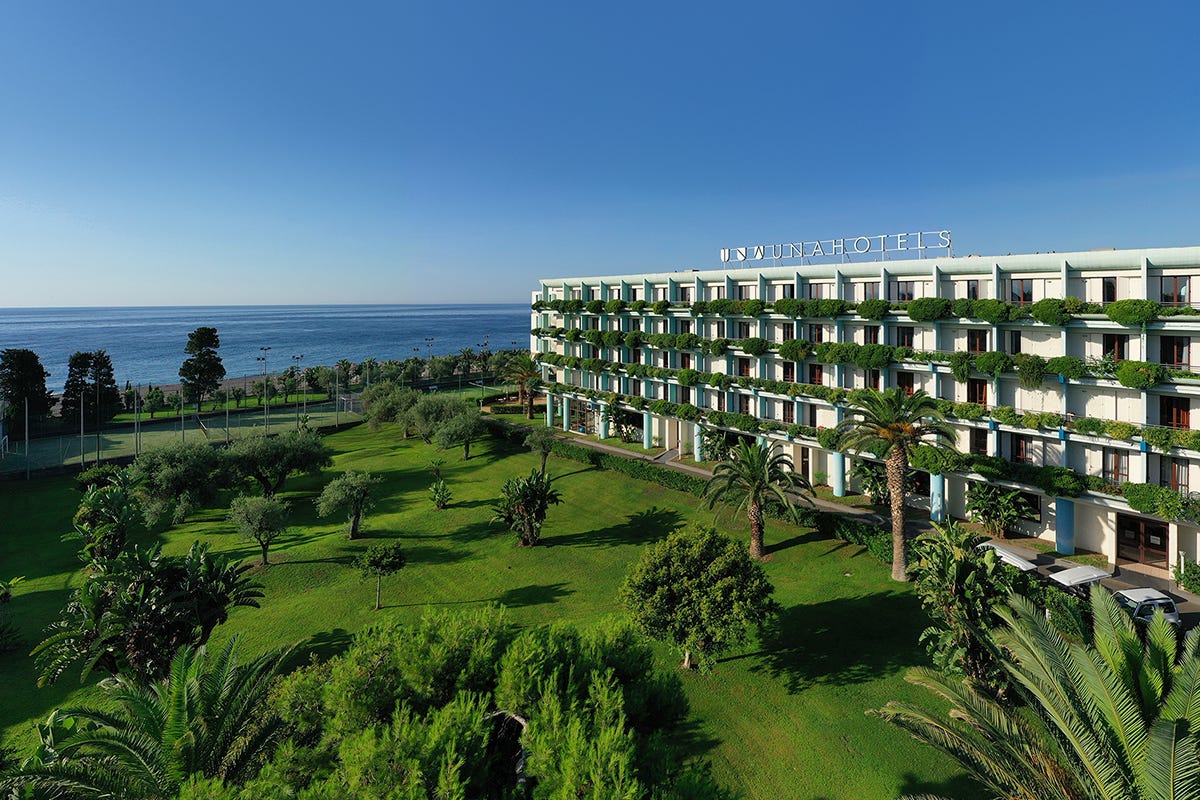 Una Hotels Naxos Beach Sicilia è direttamente sul mare 