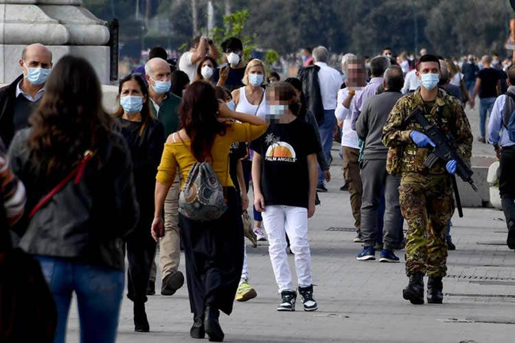 Foto Ansa - Ultimo caffè in compagnia: Tanta gente in centro a Napoli