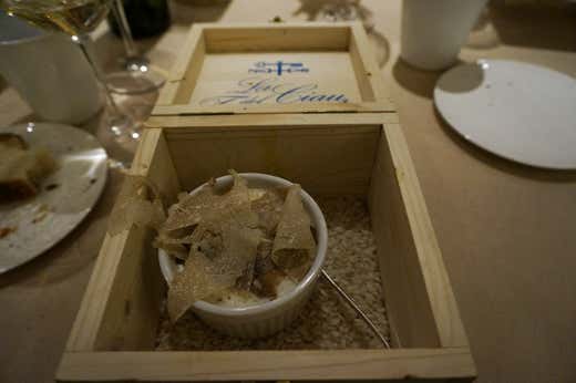 Uovo in cocotte con lamelle di Tartufo Bianco d'Alba servito nel suo scrigno
