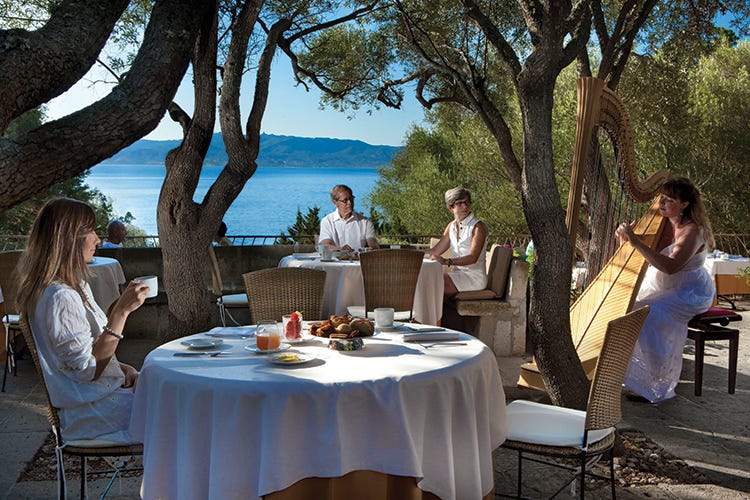 Hotel Capo d'Orso, colazione al Ristorante Gli Olivastri - Vacanze al mare e buona cucina nei Delphina Hotel in Sardegna
