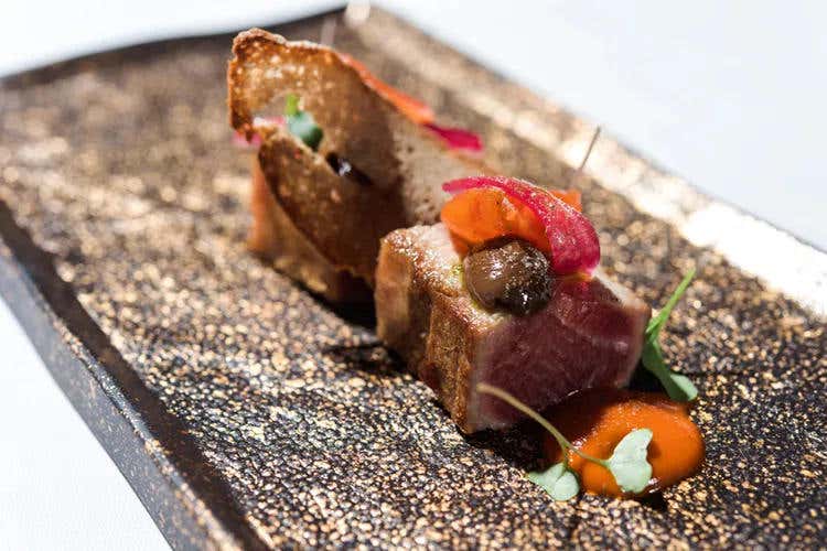 Ventresca di tonno rosso all'olio, con salsa di datterini, il piatto di Ilija Pejic proposto nella Guida di Euro-Toques Italia Infarto in montagna al Tarvisio Muore lo chef Ilija Pejic