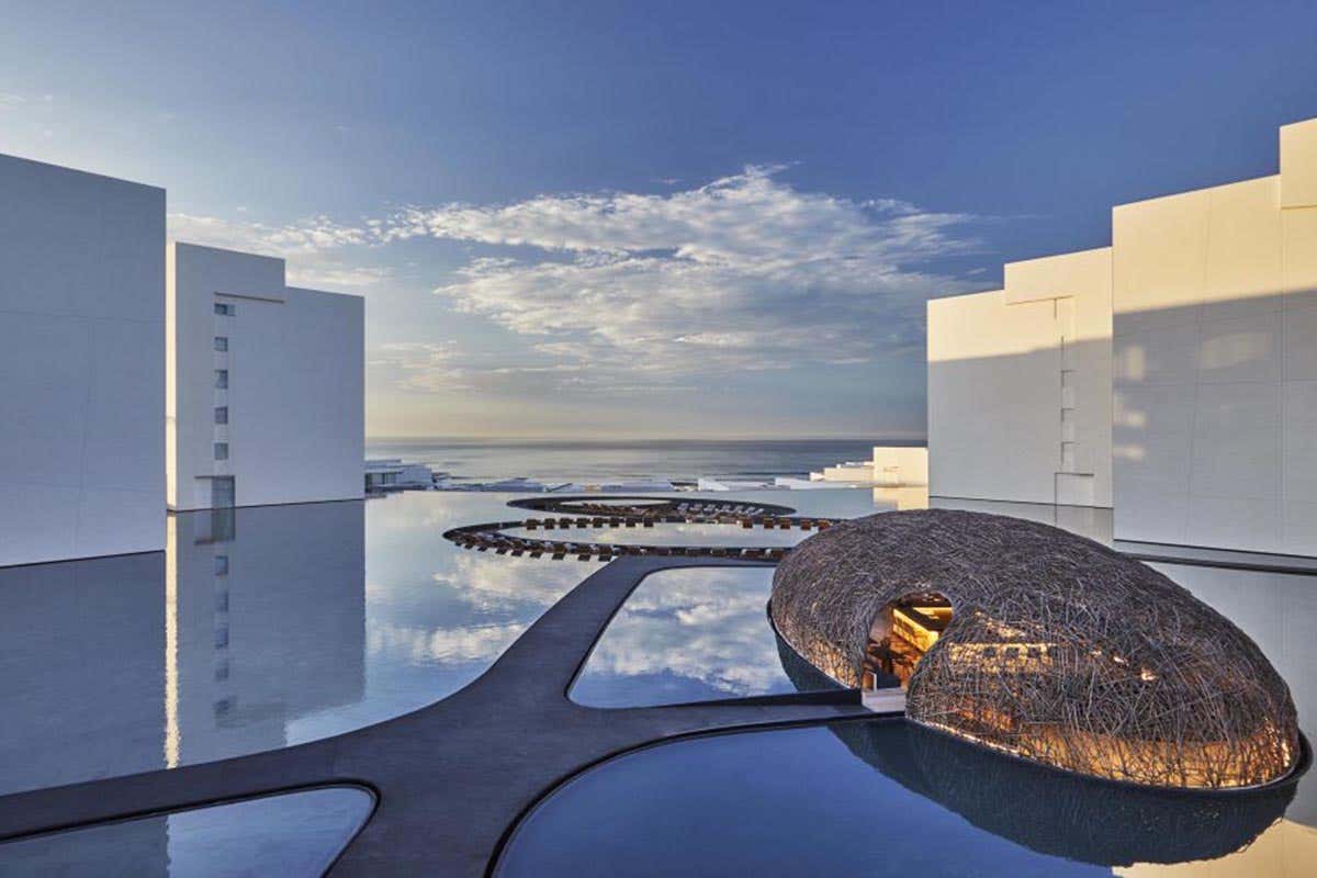 Scatole galleggianti che si riflettono nelle piscine blu Hotel futuristici e dove trovarli