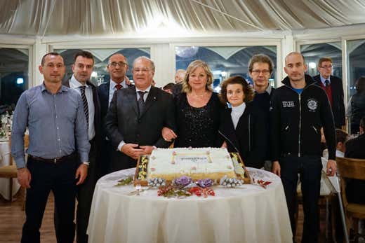 I coniugi Guadalupi con i sei dipendenti premiati per merito d'anzianit&agrave;