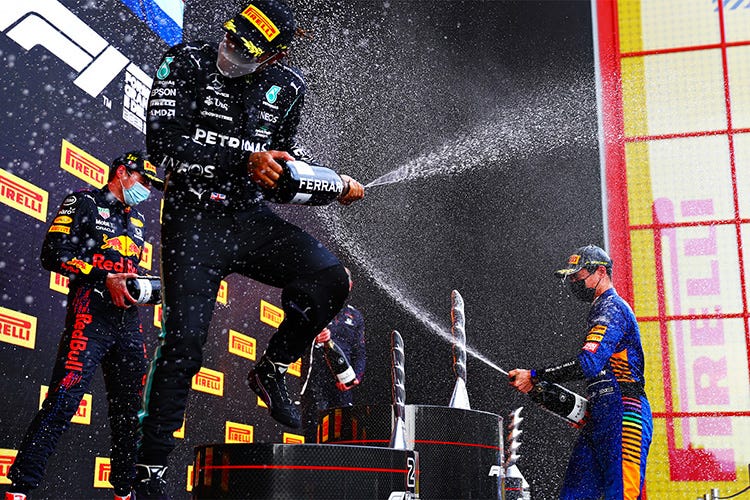 Imola: vincitori del Gran Premio festeggiano con Ferrari Trentodoc Ferrari sul podio di Formula 1 I vincitori stappano a Imola