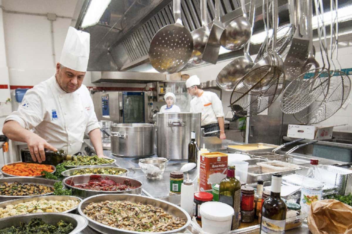 “Troppo caro?” Dietro quel piatto al ristorante ci sono stipendi, luce e dignità “Troppo caro?” Dietro quel piatto al ristorante ci sono stipendi, luce e dignità