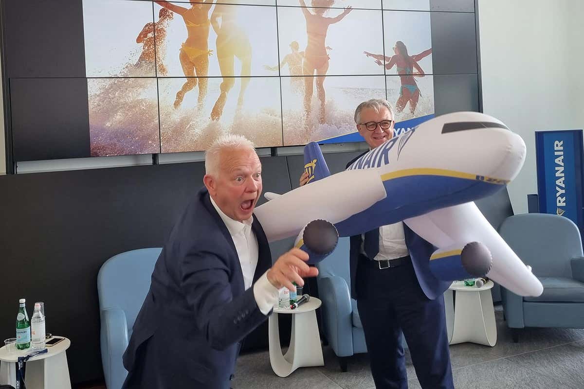 Eddie Wilson ed Emilio Bellingardi Nuovo aereo, nuove rotte e attenzione all&rsquo;ambiente: Ryanair rilancia il turismo dall&rsquo;aeroporto di Bergamo