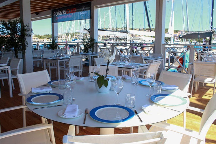 L'interno dello Yacht Club di Porto Rotondo (Yacht Club di Porto Rotondo Ristorante temporaneo con Jre)