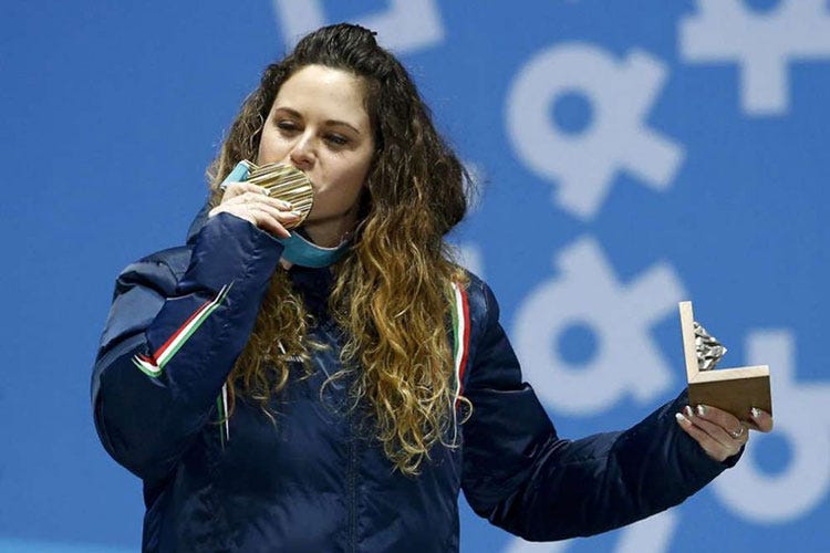 Michela Moioli con l'oro olimpico (La dieta di un oro olimpico A tavola con Michela Moioli)