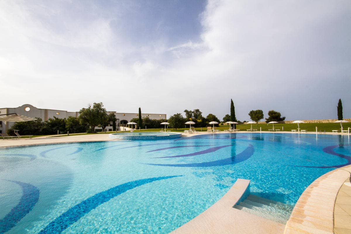 La grande piscina dell'Acaya Golf Resort Un tuffo nella natura: dieci piscine outdoor con vista panoramica in tutta Italia