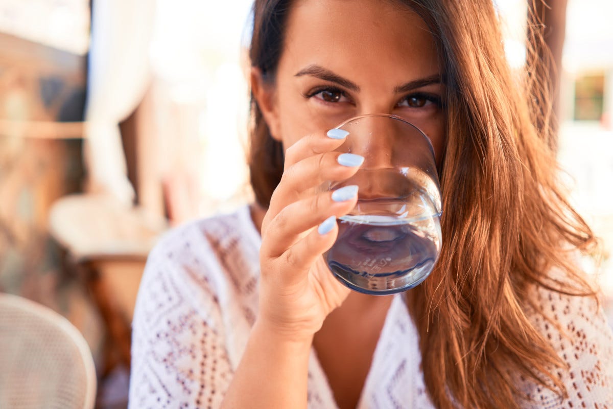 Bere troppa acqua: rischi e pericoli per la salute di un'assunzione eccessiva