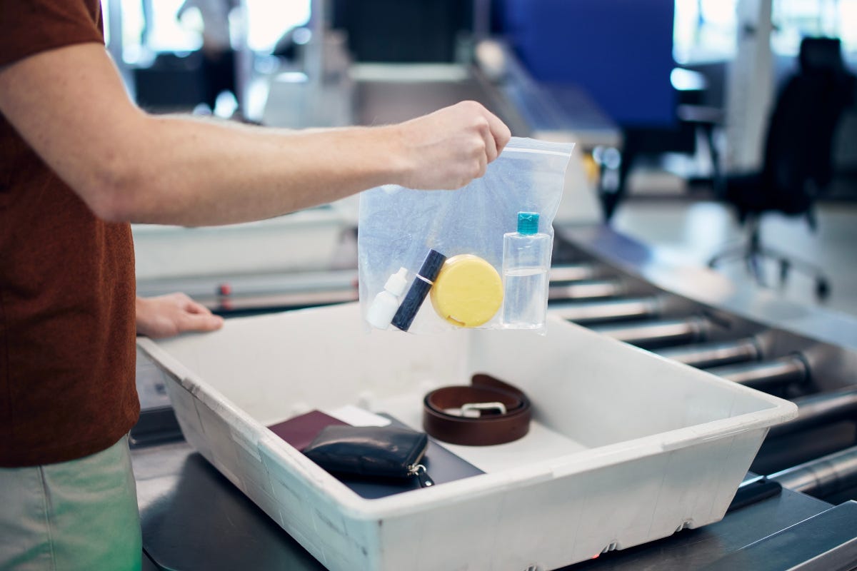 Nuovi scanner bocciati: torna il limite dei 100 ml per i liquidi in aereo