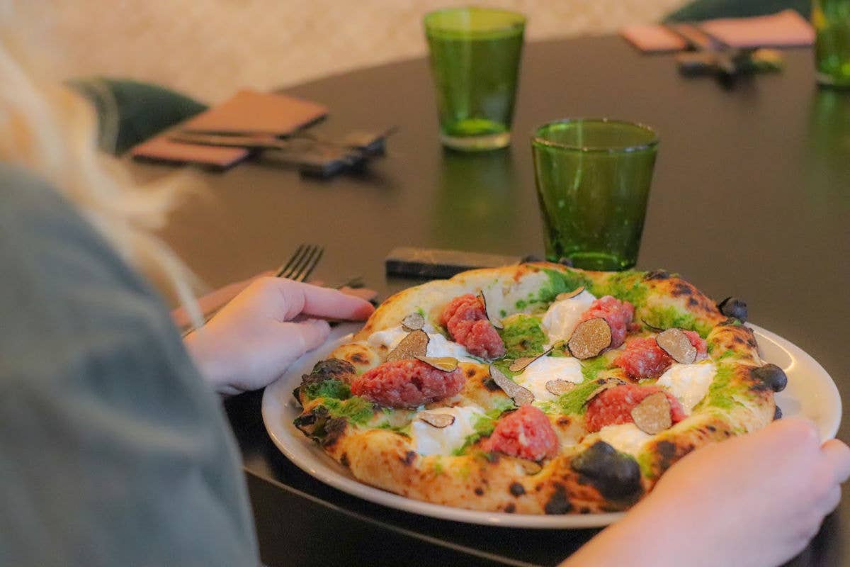 Colori d’Autore è la pizza pensata da L’Aforisma: stracciatella, crema di cime di rapa, fassona piemontese e tartufo 