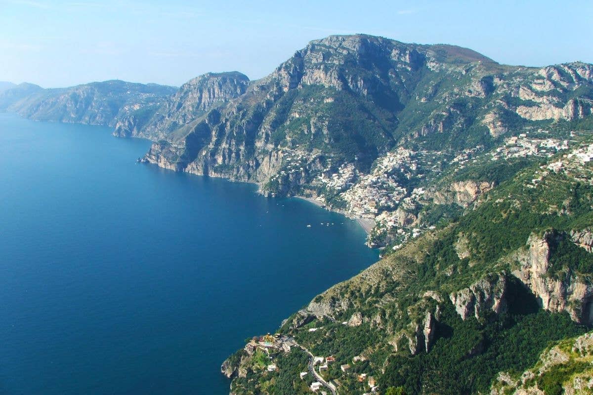 Nello scenario dei Monti Lattari ad Agerola il ristorante La Corte degli Dei