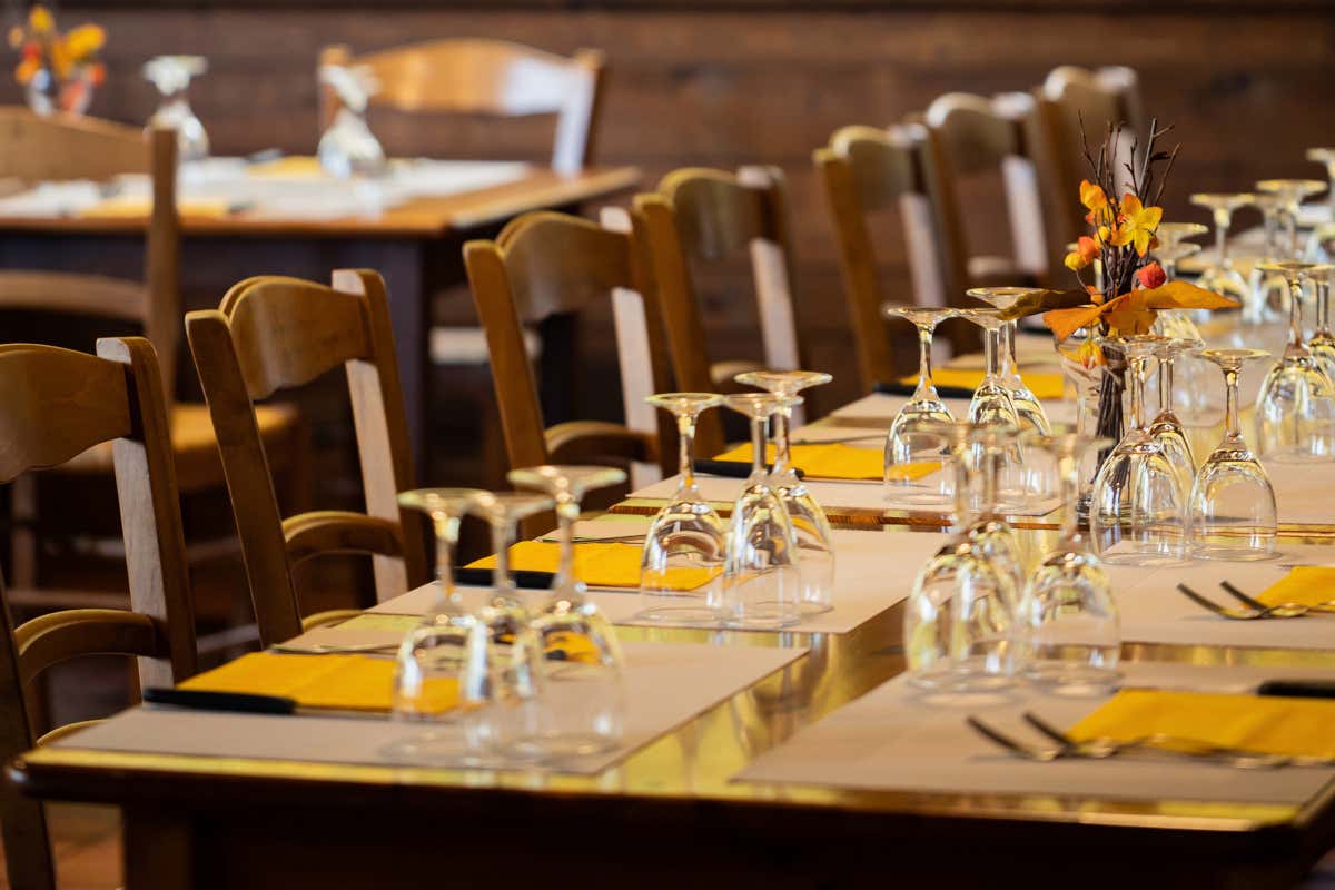 A 60 anni molla le Poste e va a gestire una trattoria: la lezione che il settore non vede