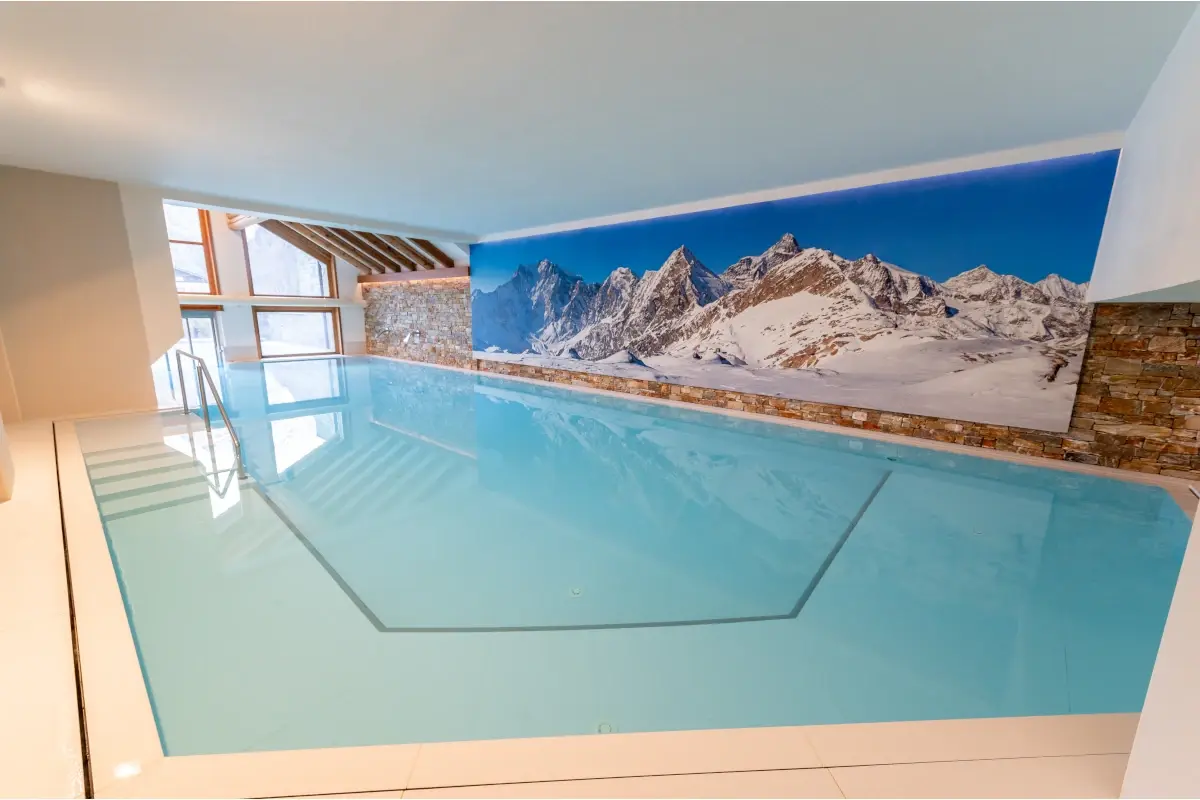 La piscina interna del Mira Hotels Alagna Resort Spa Alagna Mountain Resort 