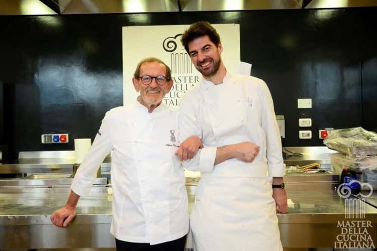 Quando lo chef tristellato Massimiliano Alajmo si inginocchiò al suo maestro Quando lo chef tristellato Massimiliano Alajmo si inginocchiò al suo maestro