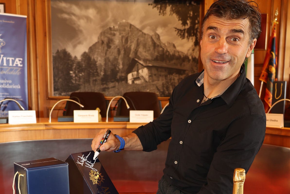 Il Ghedo firma la bottiglia Alba Vitae 2022 sceglie Giannitessari per la solidarietà