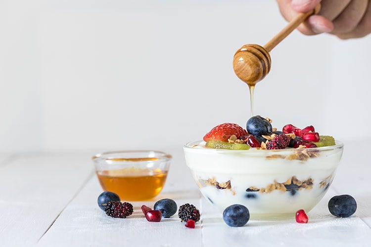 A colazione yogurt al naturale e frutta fresca