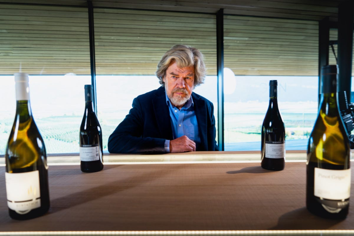 Reinhold Messner con i vini dell'Alto Adige (foto Victor Gabriel Hofer) Vini dell'Alto Adige, lo spot è un successo: pioggia di premi e visualizzazioni