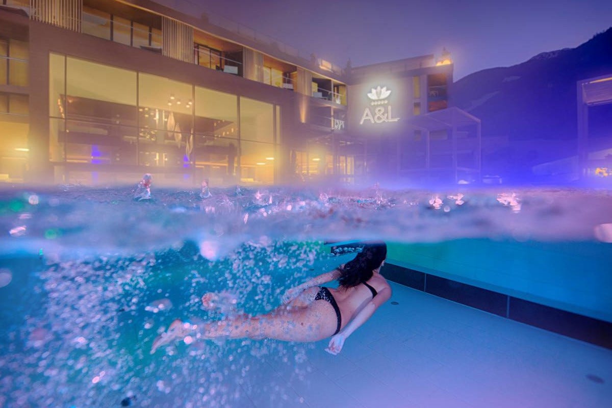 La piscina esterna dell'Amonti & Lunaris Wellnessresort (foto sito) Trattamenti 100% naturali nelle Spa dei Belvita Leading Wellnesshotels Südtirol