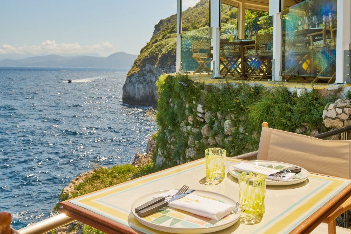 Pizza d'autore e osteria di mare: a-Ma-Re Capri sulle acque della Grotta Azzurra