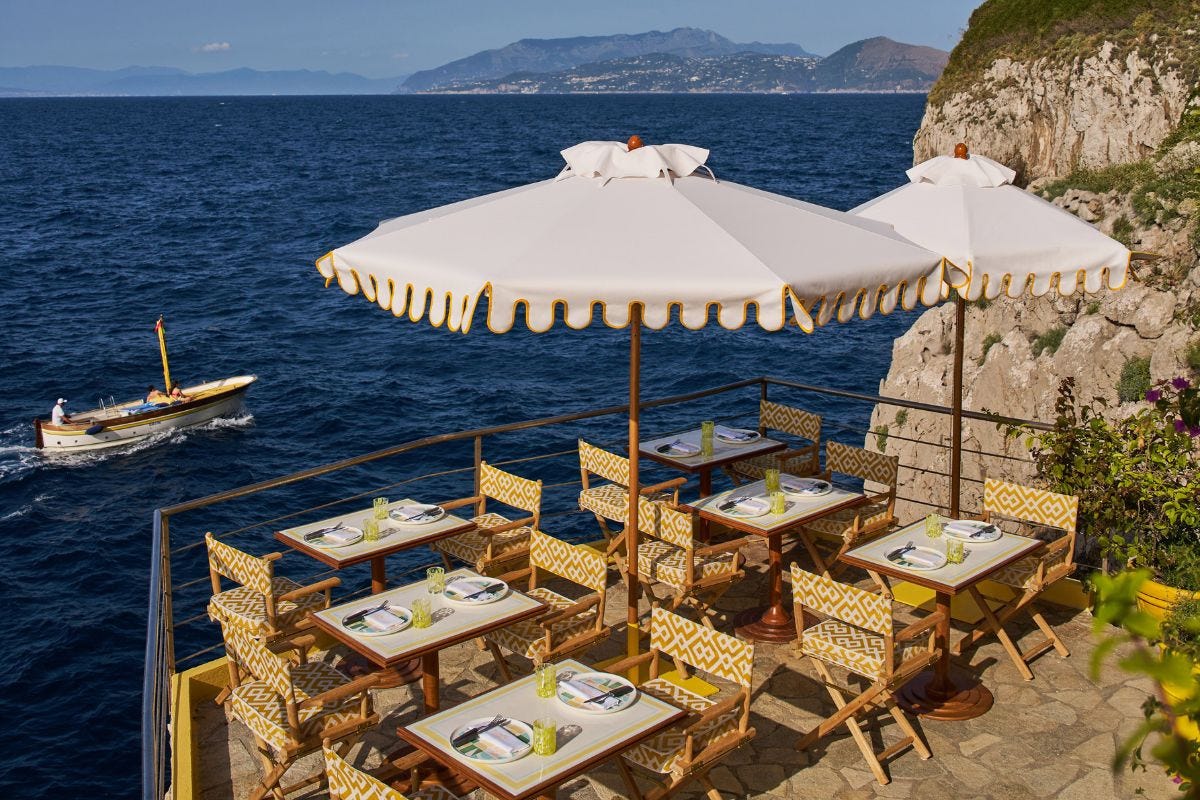 Pizza d'autore e osteria di mare: a-Ma-Re Capri sulle acque della Grotta Azzurra