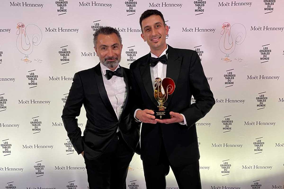 Da sinistra, David Sinapian (presidente di Les Grandes Tables du Monde) e Giuseppe Amato Giuseppe Amato premiato a Parigi come Meilleur Patissier 2021