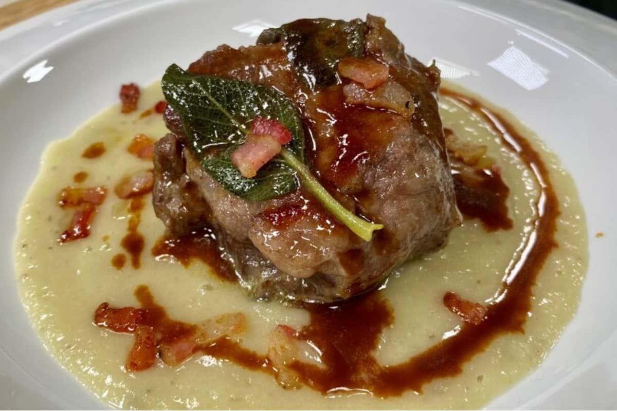 Andrea Mainardi, lo chef-showman che torna ai fondamentali: nel 2026 rinasce Officina Cucina Andrea Mainardi, lo chef-showman che torna ai fondamentali: nel 2026 rinasce Officina Cucina