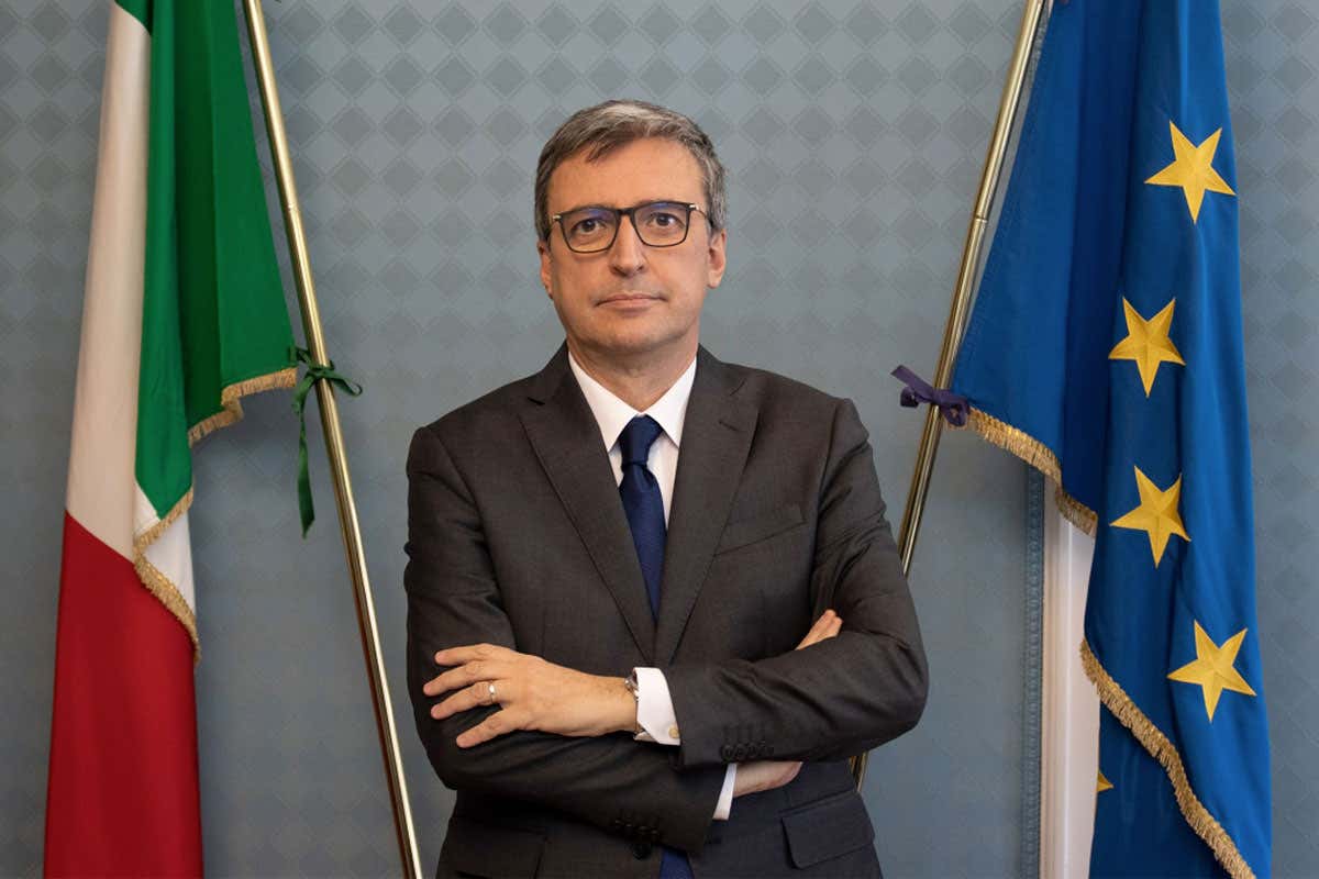 Sirmione e il lago “ingolfato” di turisti: il prefetto lancia l'allarme overtourism e chiama i sindaci a piani d'emergenza