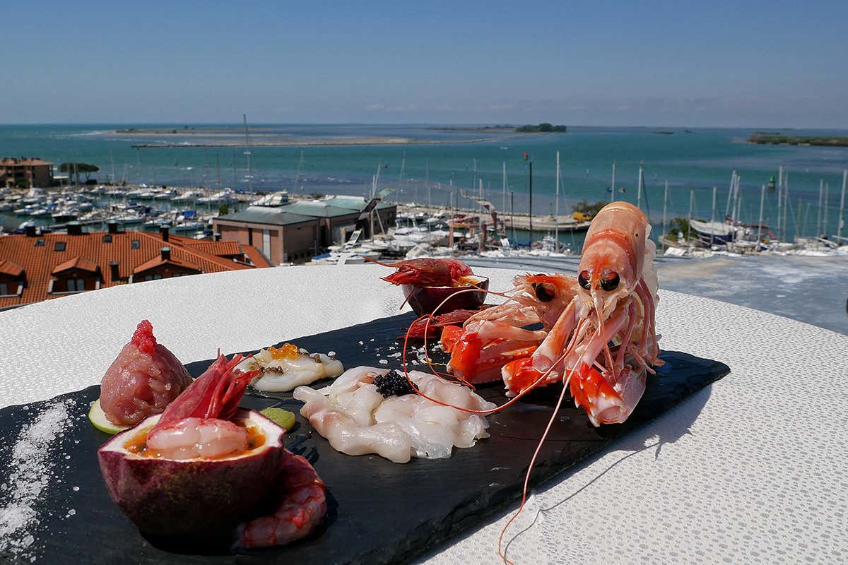 In tavola i sapori del Mediterraneo Laguna Sky Restaurant, i sapori di Grado con vista mozzafiato In tavola i sapori del Mediterraneo Laguna Sky Restaurant, i sapori di Grado con vista mozzafiato
