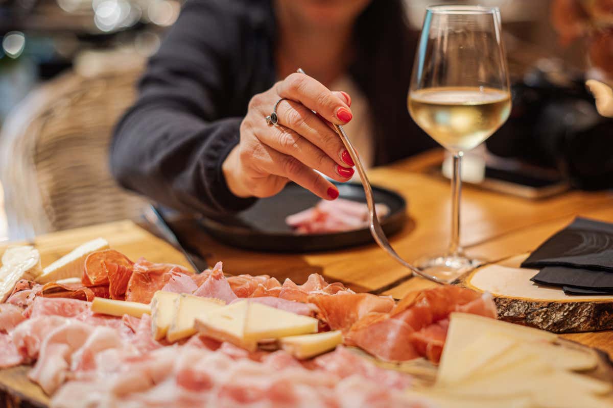 Ecco come servire un aperitivo con stile, cura e attenzione al galateo Ecco come servire un aperitivo con stile, cura e attenzione al galateo