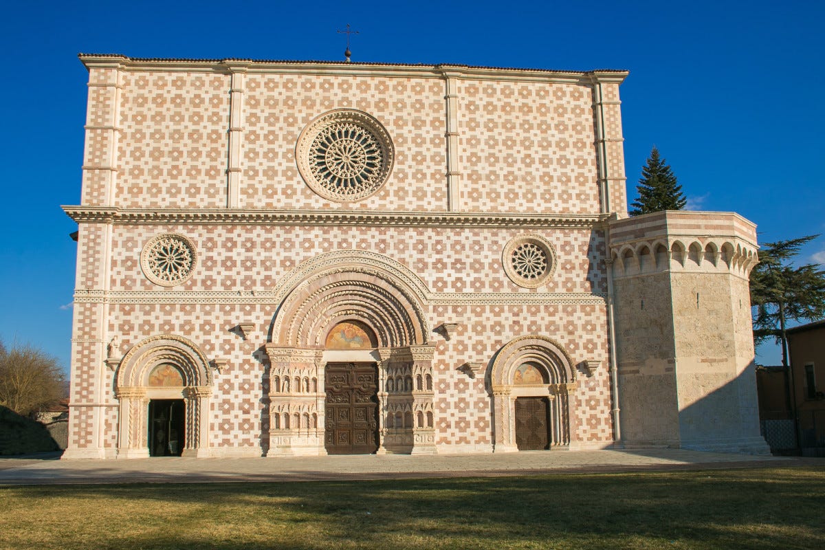  Basilica di Santa Maria di Collemaggio all'Aquila restaurata dopo il terremoto del 2009 L’Abruzzo più wild tra montagne, mare e prodotti tipici