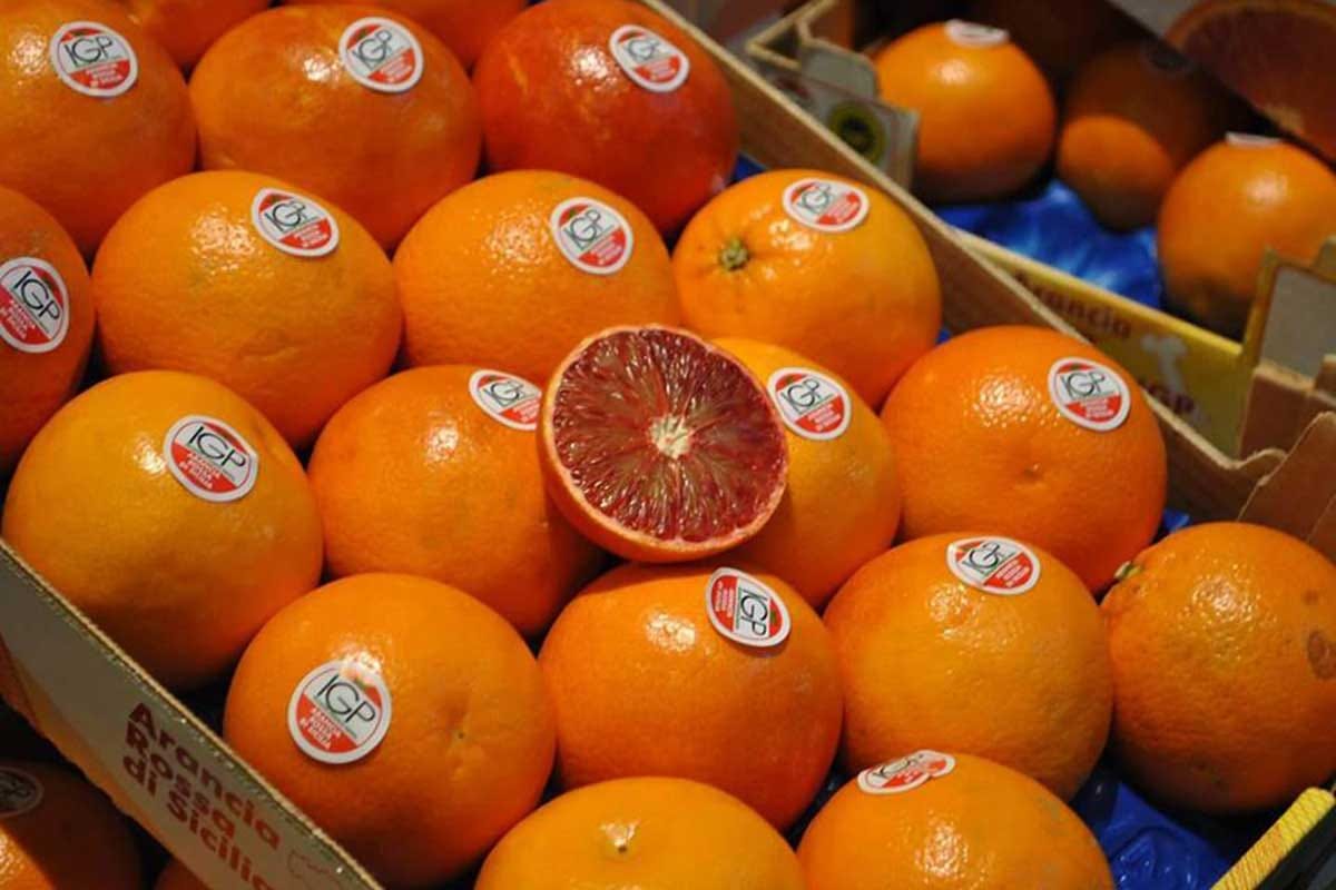 Una cassetta di arance rosse con il bollino del Consorzio di tutela Arancia Rossa di Sicilia Igp, la regina degli agrumi alla prova dell'aumento dei costi