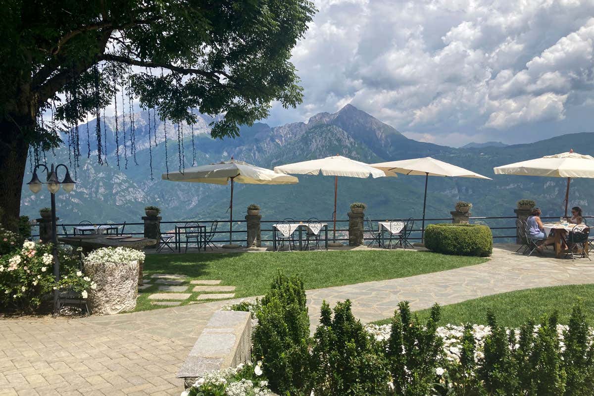 Il ristorante a quasi 1.000 m con vista sul lago di Como che sembra un rifugio alpino