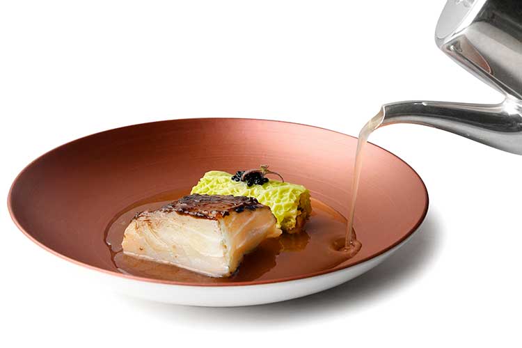 Perla d'Oriente - Baccalà Morro cotto dolcemente al miso, maki di salsiccetta piccante alla verza e ristretto Dashi