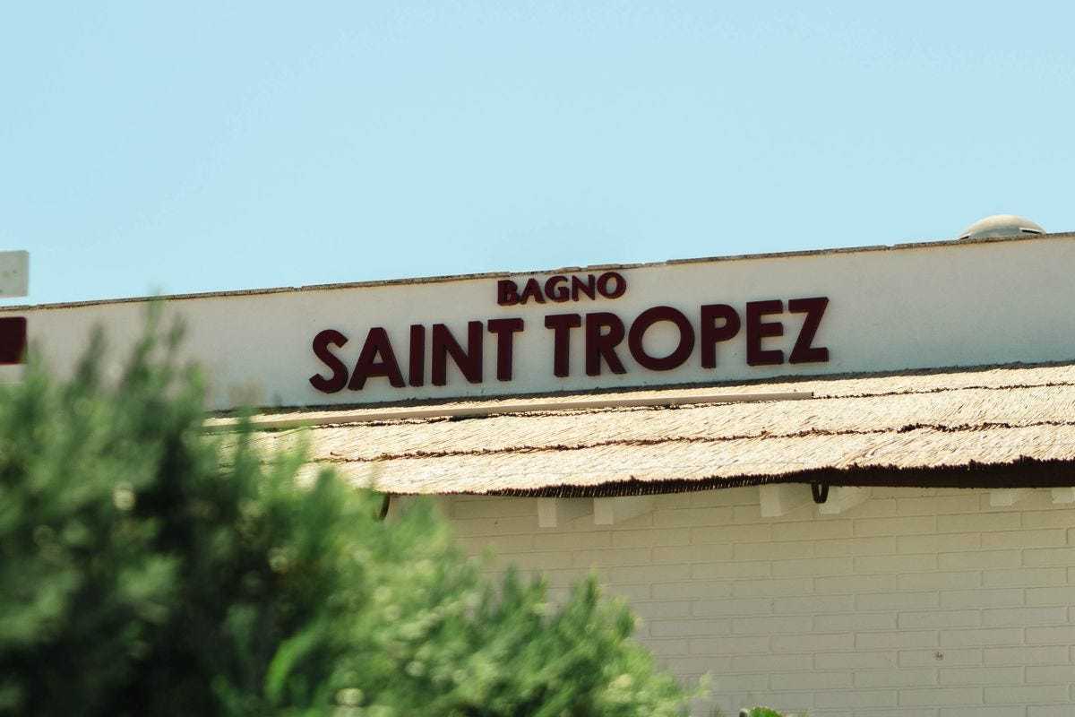 Un tuffo negli anni '60: apre il Bagno Saint Tropez con ristorante a Fregene