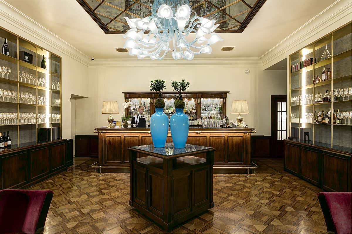 Il bar Trieste, il Grand Hotel Duchi d'Aosta riapre con la luce di 5 stelle