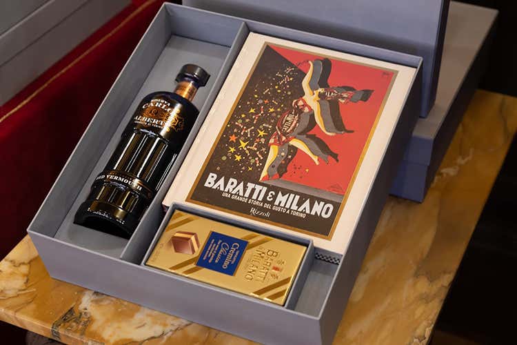 La confezione con il libro e alcuni prodotti celebri (Baratti&Milano, la dolce Torino Tra cioccolato e caramelle)