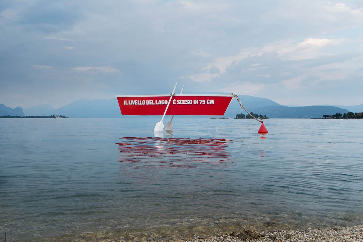 Lago di Garda, la barca “sospesa” lascia in anticipo: sorride il turismo
