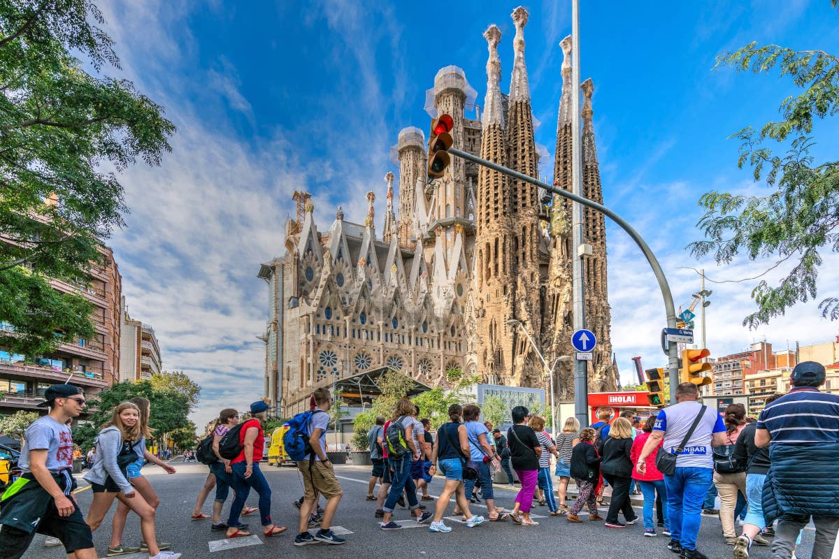 Overtourism a Barcellona: e i residenti sprizzano con acqua i turisti