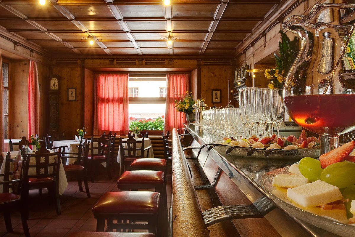 Il bar dell'hotel De La Poste L’Hotel de la Poste si prepara ad accogliere i suoi ospiti per l’estate a Cortina