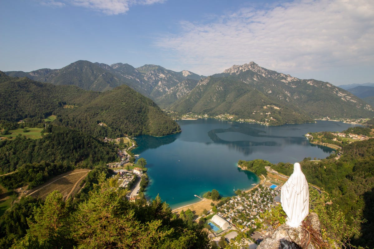 Nel Garda Trentino c'è un parco dove si cammina a piedi nudi