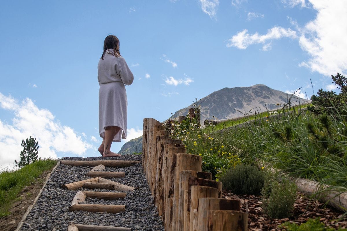 Camminare a piedi nudi in Italia: ecco 8 hotel per riconnettersi con la natura