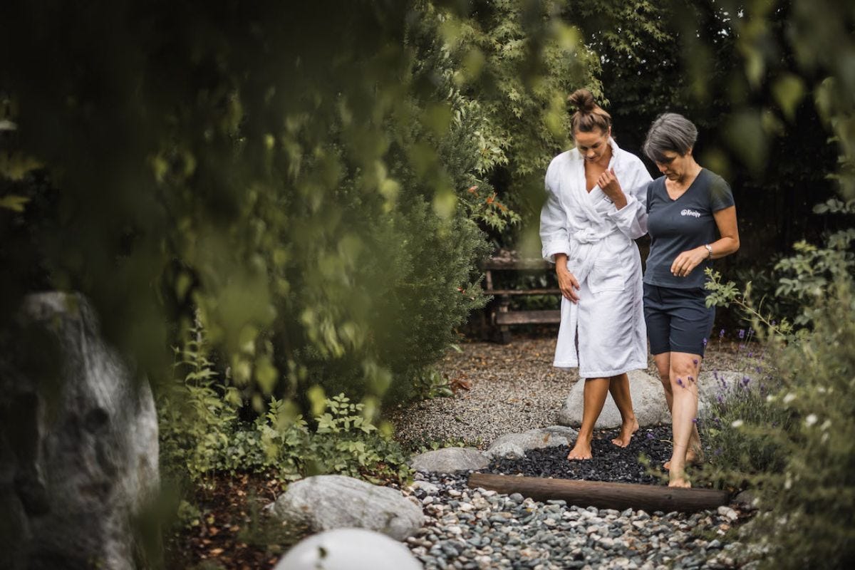 Camminare a piedi nudi in Italia: ecco 8 hotel per riconnettersi con la natura